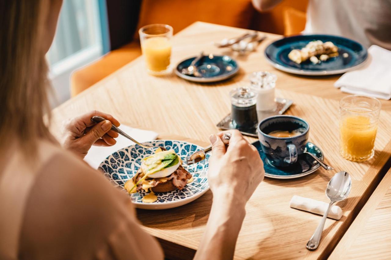 Falkensteiner Spa Resort มาเรียอานซเกลาซนี ภายนอก รูปภาพ A woman eating breakfast
