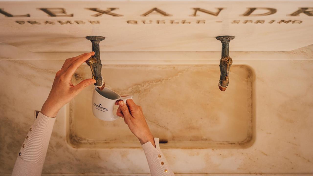 Falkensteiner Spa Resort มาเรียอานซเกลาซนี ภายนอก รูปภาพ A woman washing her hands in the mikveh