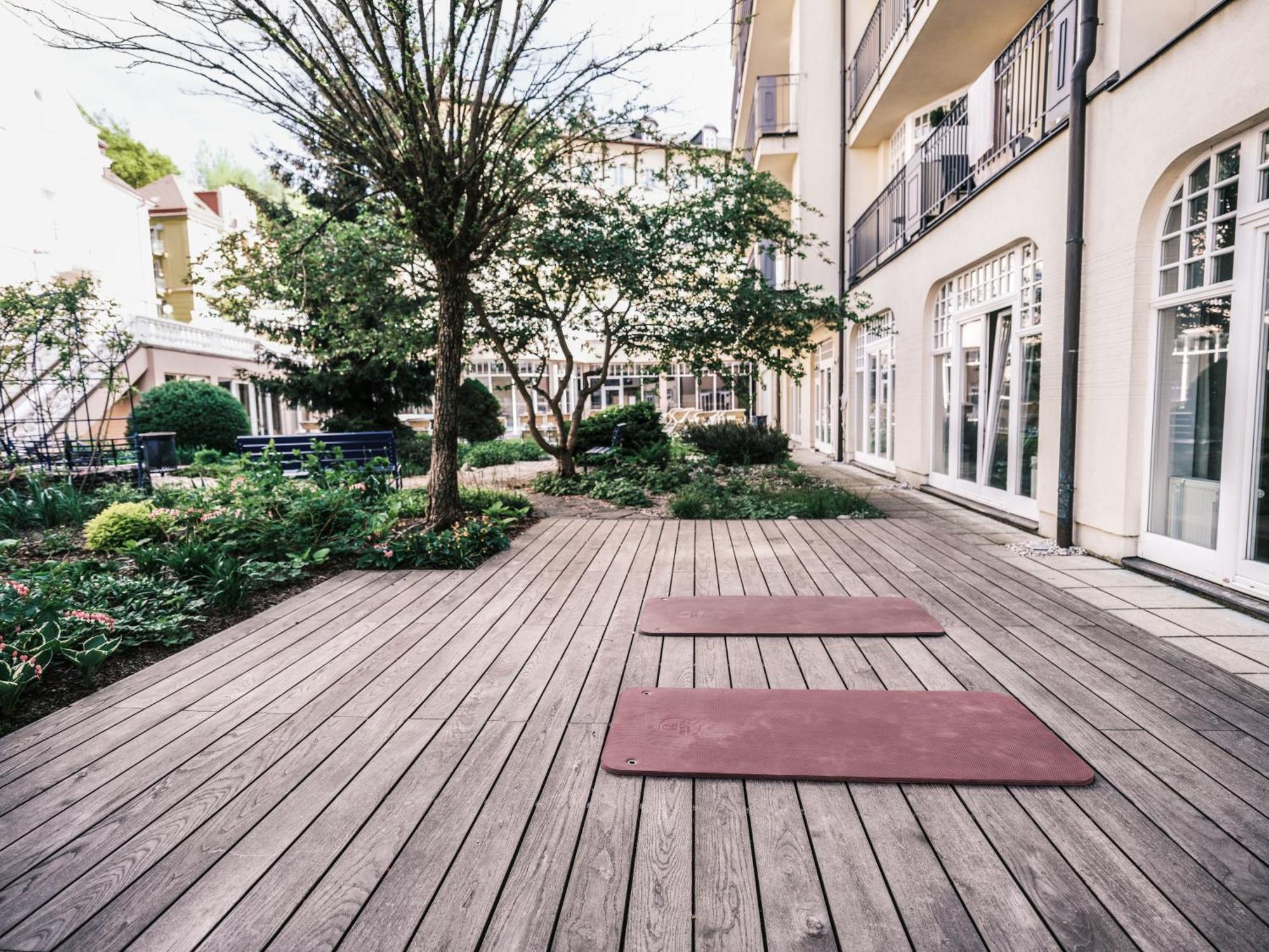 Falkensteiner Spa Resort มาเรียอานซเกลาซนี ภายนอก รูปภาพ The garden of the school