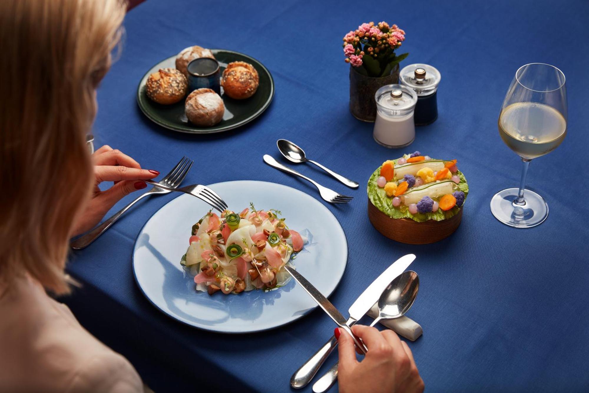 Falkensteiner Spa Resort มาเรียอานซเกลาซนี ภายนอก รูปภาพ A woman eating with a knife and fork