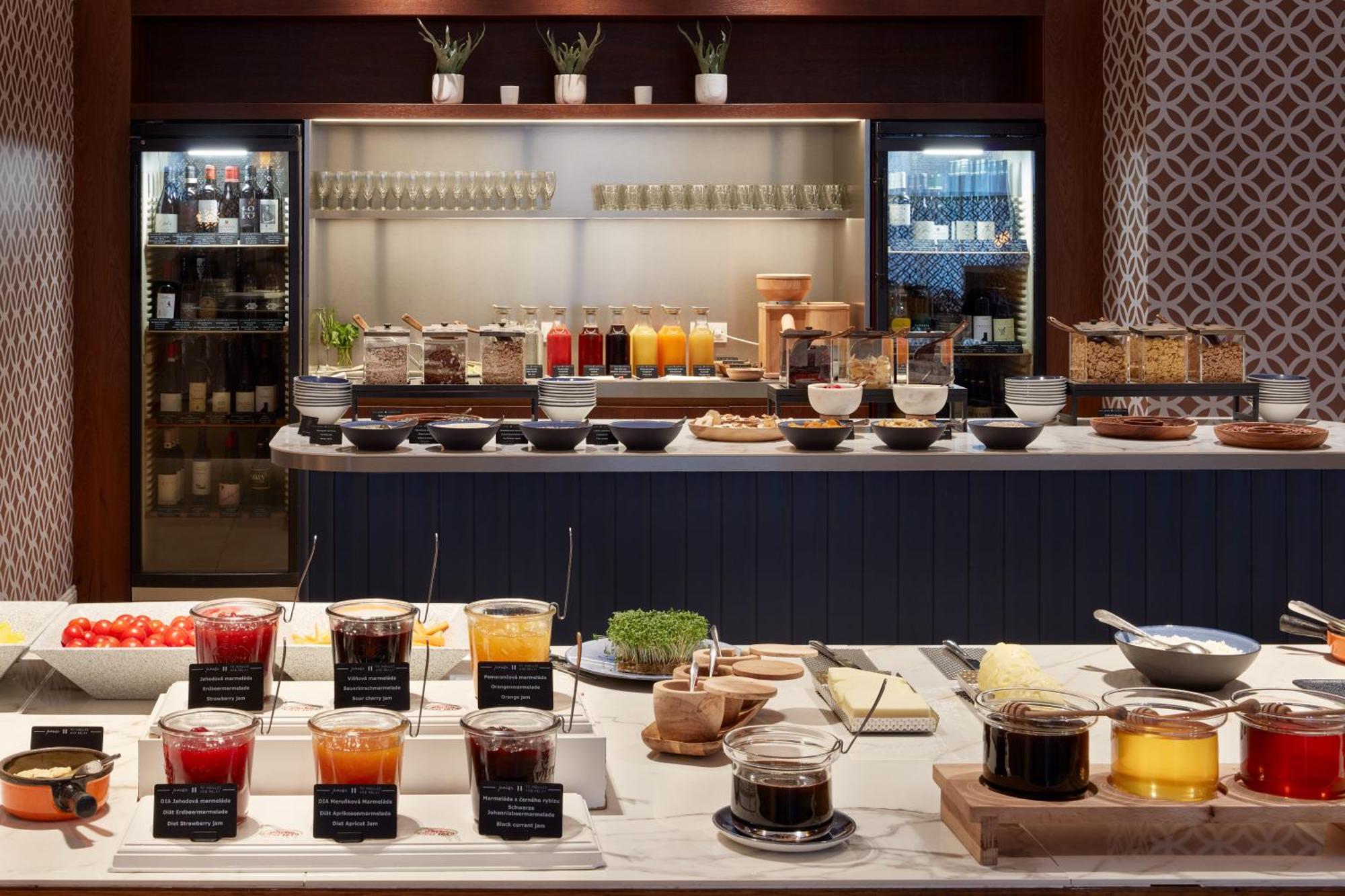 Falkensteiner Spa Resort มาเรียอานซเกลาซนี ภายนอก รูปภาพ A buffet at a hotel
