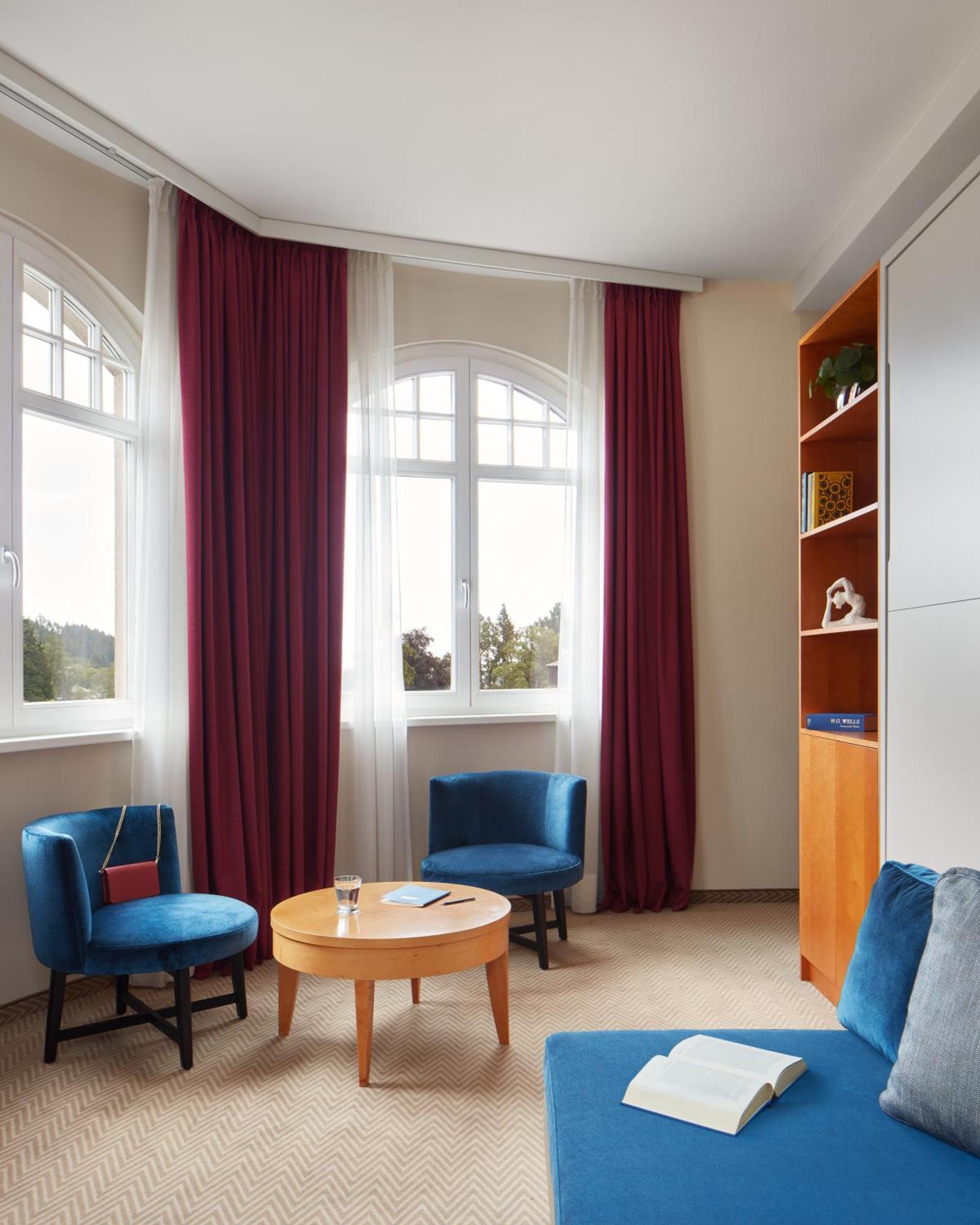 Falkensteiner Spa Resort มาเรียอานซเกลาซนี ห้อง รูปภาพ Curtains in a living room