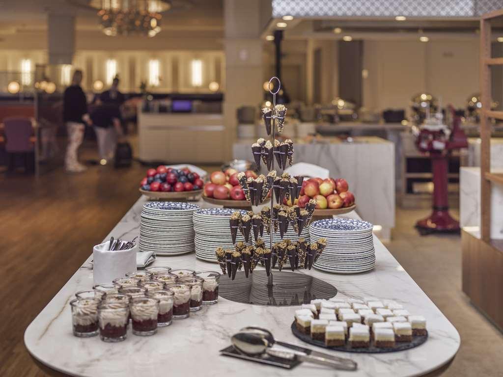 Falkensteiner Spa Resort มาเรียอานซเกลาซนี ร้านอาหาร รูปภาพ A dessert buffet